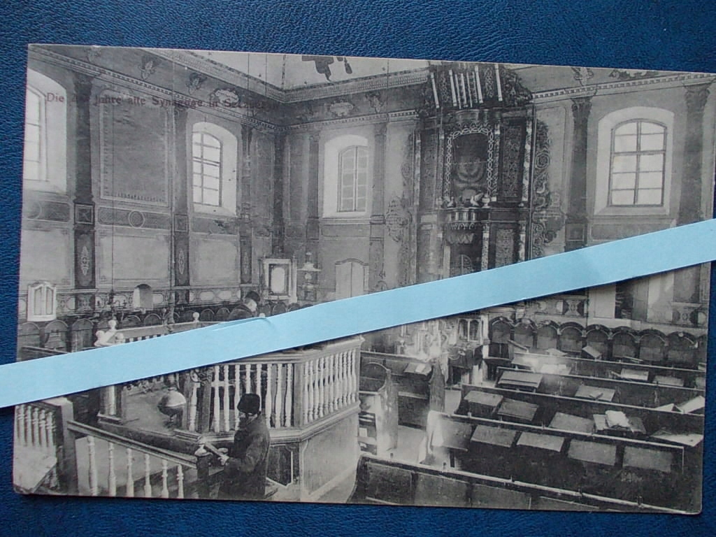 Szczuczyn Synagoga Wnętrze kantor czyta Torę Bima