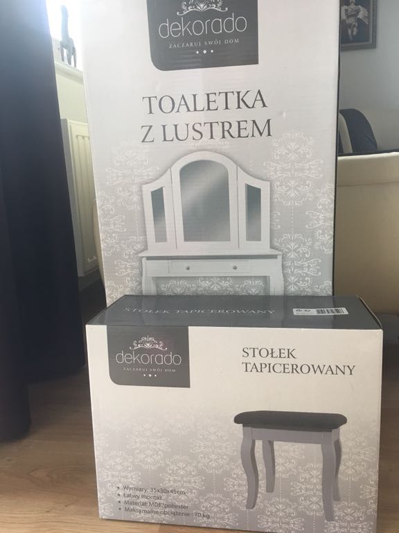 Nowa toaletka i stołek tapicerowany Dekorado