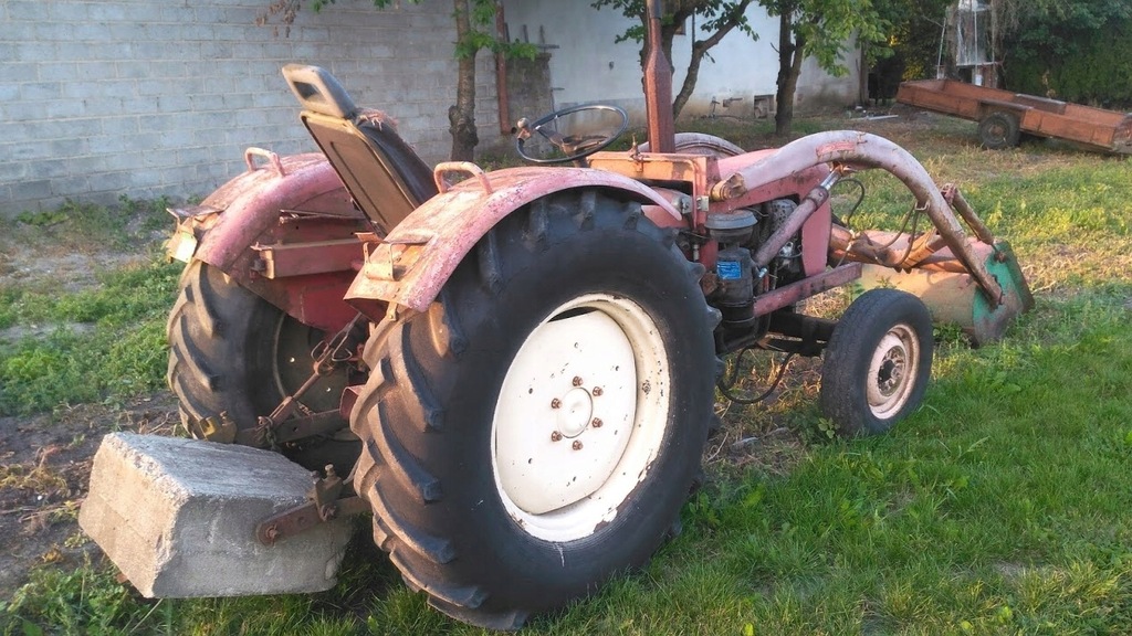 Ciągnik traktor rolniczy z ładowaczem tur Ferguson