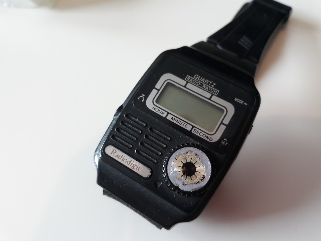 Stary elektroniczny zegarek z radiem