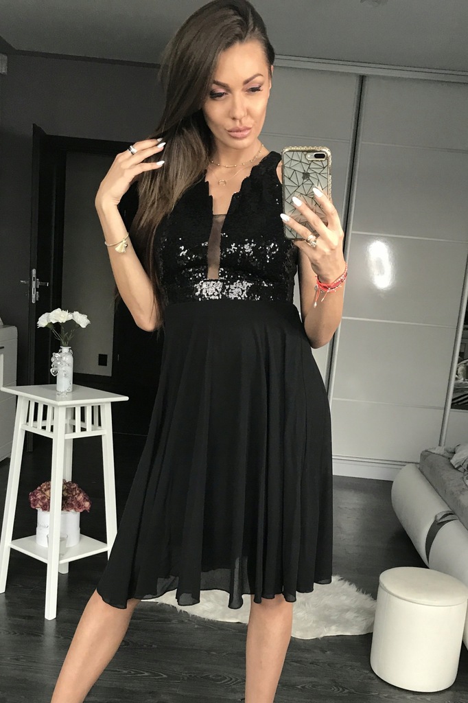 Sukienka z cekinami - rozkloszowana - Czarna S