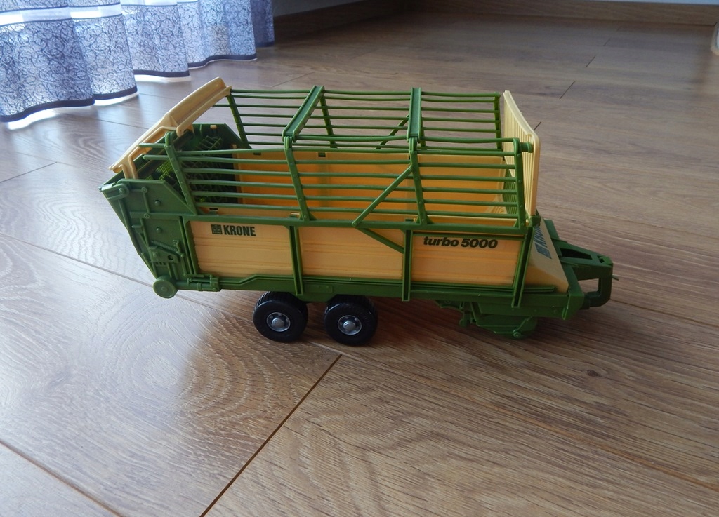 BRUDER 02208 przyczepa samozbierająca KRONE turbo