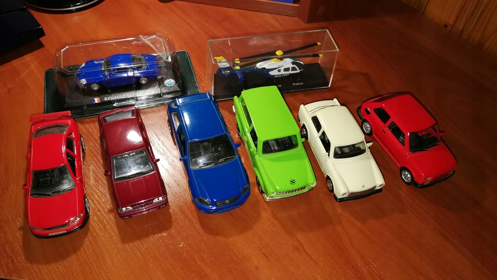 Mała kolekcja modeli samochody plus helikopter