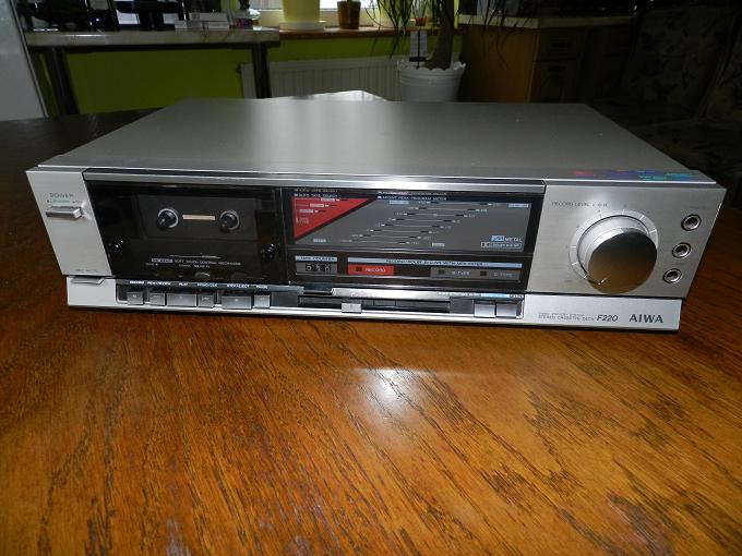 MAGNETOFON AIWA F220 STEREO CASSETTE DECK