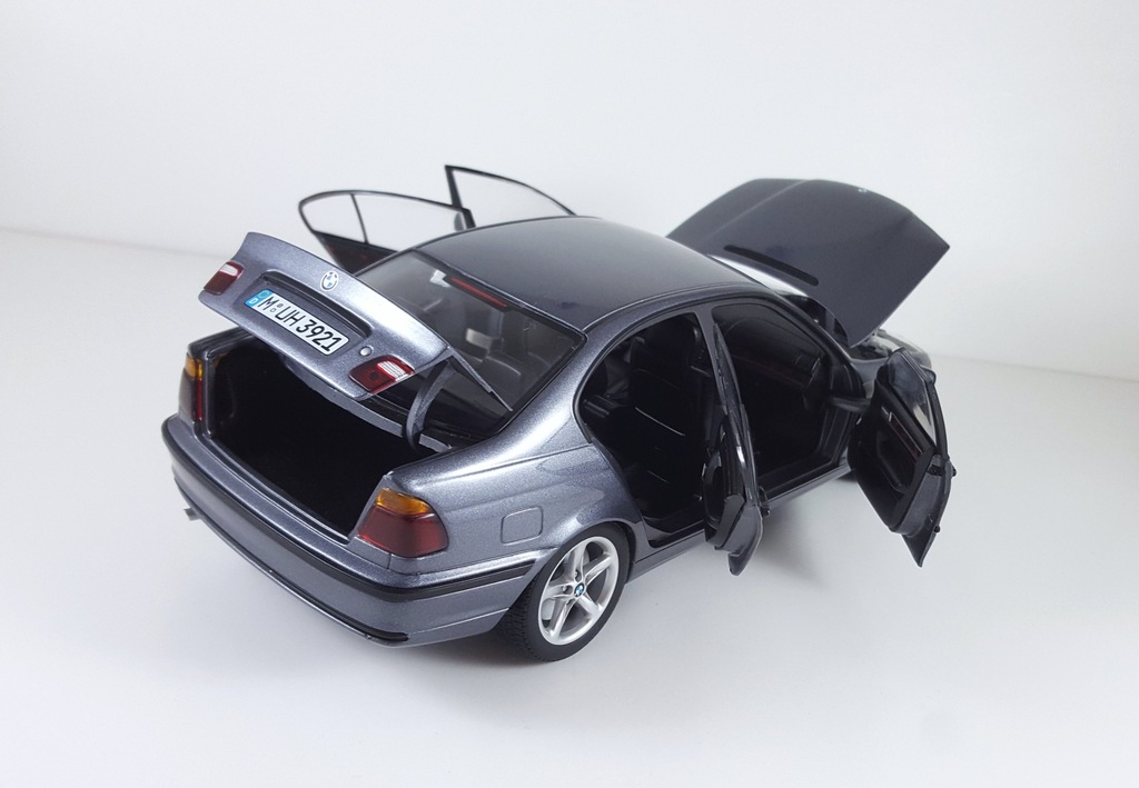 BMW特注 UT 1/18 BMW 3シリーズ 318i E46 BMW 318i E46 1998-2007 1/18 UT Models 80430028459