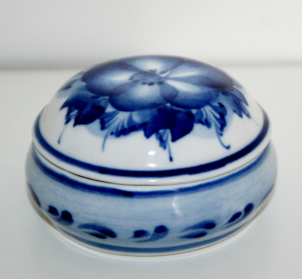 Porcelana rosyjska Gżel - puzdro szkatułka