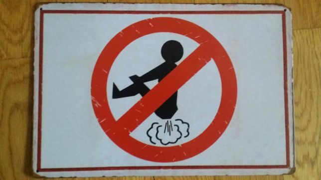 Znak zakaz pierdzenia, tabliczka śmieszne znaki