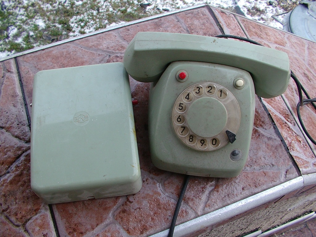 Stary telefon stacjonarny PRL
