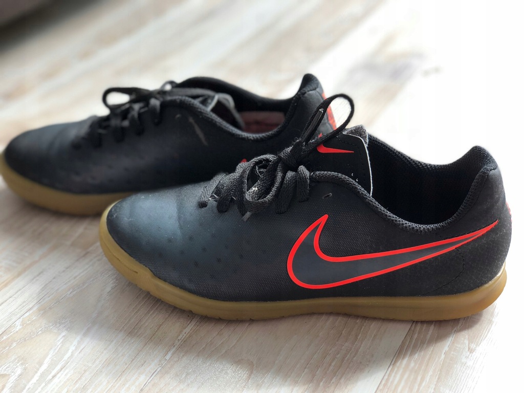 Buty nike chłopięce macintax 33,5
