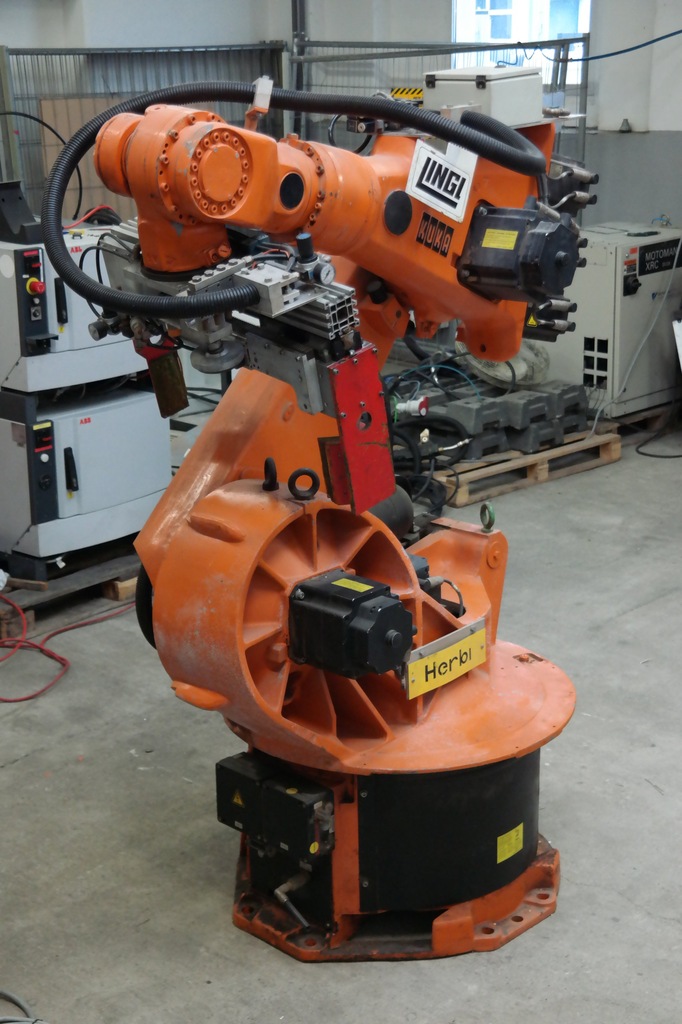 robot przemysłowy KUKA KR125/1 kontroler (V)KR C1