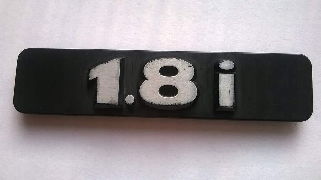 emblemat znaczek logo napis 1.8i 1,8 i 10,6/2,4 cm