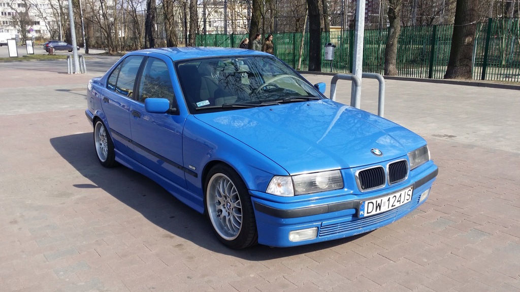 BMW E36 318 Santorin Blau II zadbane w pięknym kol