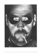 Pocztówka - Taksówkarz, papieros i ciemne okulary