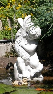 Statue fountain - pond boy з rybka, фото