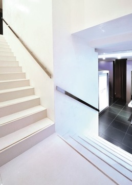 White thresholds stairs conglomerate technistone, фото