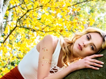 Выкройка из бумаги с яркими декоративными мотивами для рук и ног