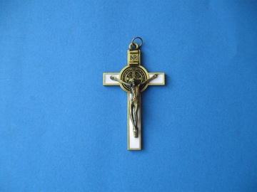 Krzyż metalowy z medalem Św.Benedykta biały 7 cm