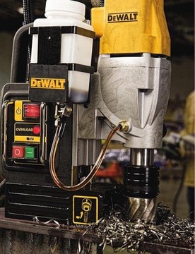 Магнитная дрель DeWalt мощностью 1200 Вт.