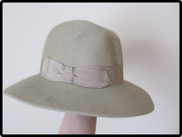 Zielonkawy kapelusz damski zdobiony tasiemką