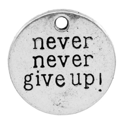 Zawieszka mała metalowa moneta never never give up! kolor srebrny biżuteria