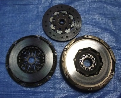 Toyota auris avensis 2.0 d4d колесо двомасовий kompl фото №1