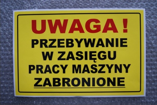 НАКЛЕЙКА ЗАПРЕЩЕНО НАХОДИТЬСЯ РЯДОМ МАШИНЫ 20х30