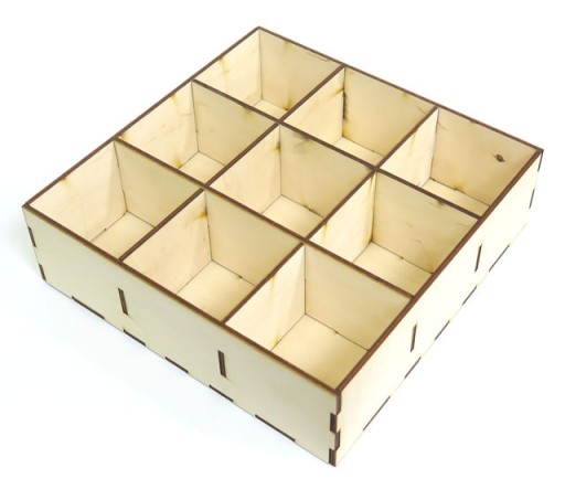 КОРОБКА С ФАНЕРНЫМИ ОТДЕЛЕНИЯМИ 21x21x6см EZ62