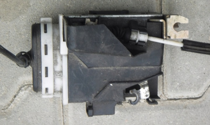 Audi a8 d2 4d замок дверей двері праві задні 4d0839016a, Ціна