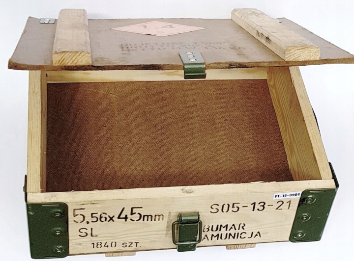 На полу стоит пустой деревянный ящик без крышки - фото