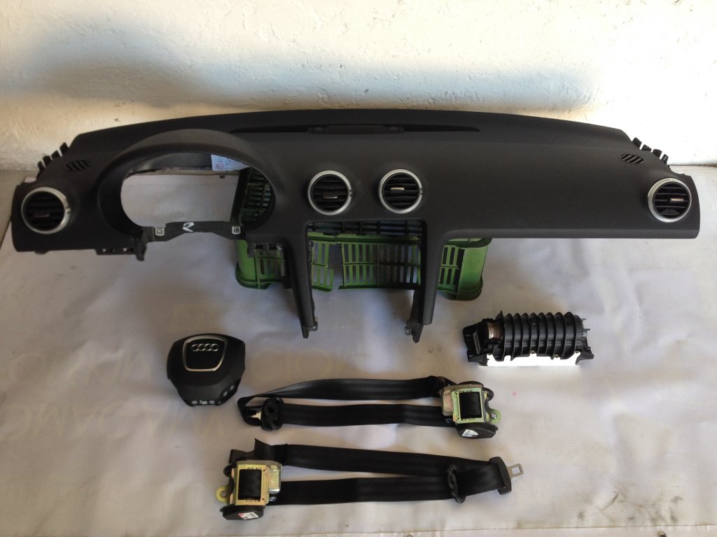 фото №1, Панель приладів консоль панель приладів audi a3 8p0 полиця подушка безпеки ремені