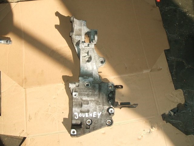 Купити Dodge journey кронштейн генератора двигуна 03g903143j